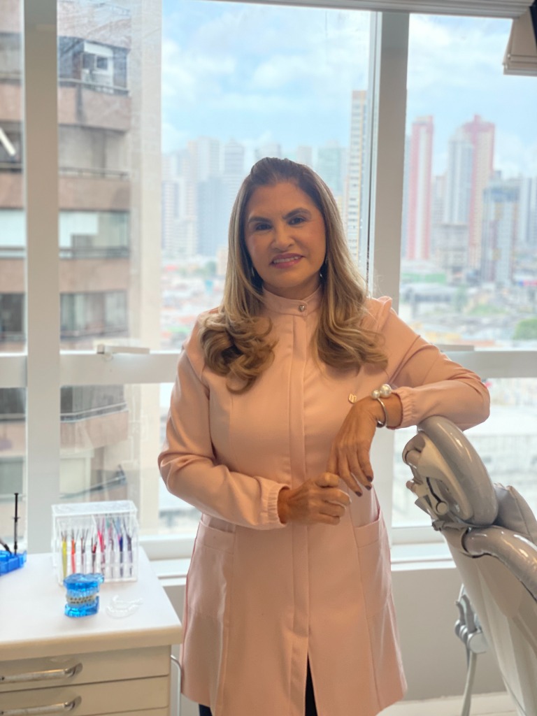 Dra. Waldirene Arraes Campos no consultório