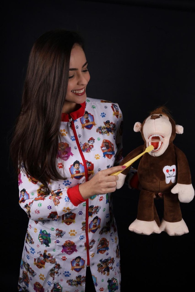 Dra. Flávia Xavier interagindo de forma lúdica com um macaquinho